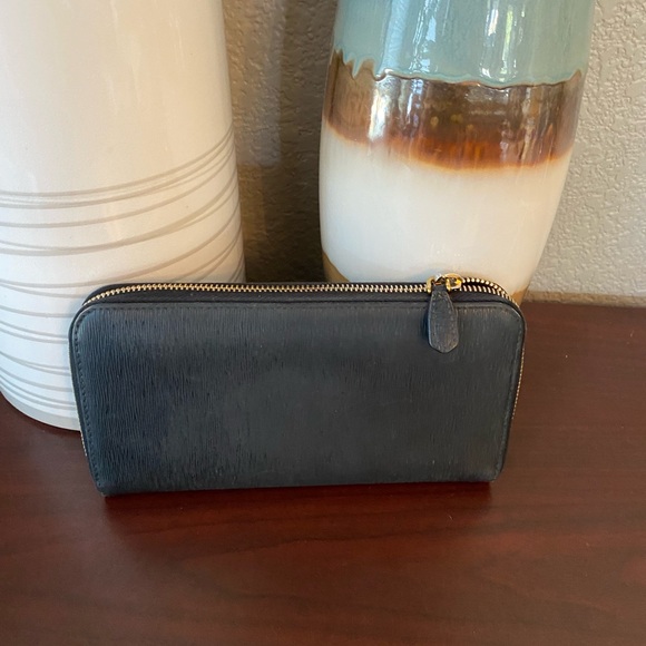 ❤️‍🔥Prada Vitello Move zip around long wallet.❤️‍🔥 - Picture 4 of 6